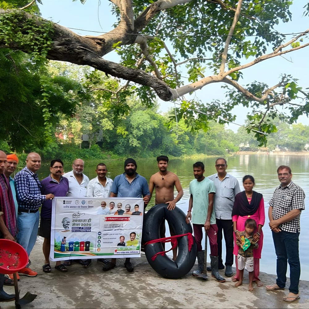 सेवा संकल्प अभियान: पिपराहा तालाब में श्रमदान से जलकुंभी और कचरे की सफाई