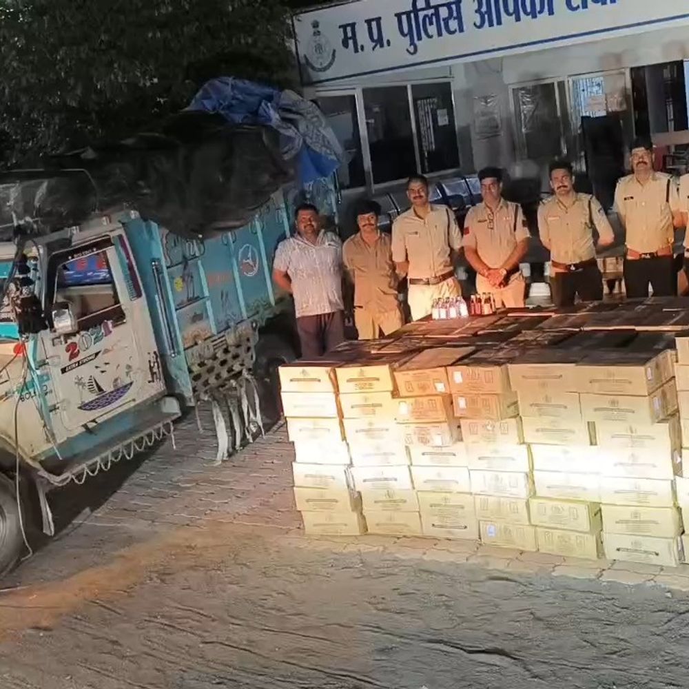 मंदसौर में 200 पेटी अवैध शराब जब्त:पुलिस को देख भागा आरोपी, 10 लाख की शराब और 6 लाख की पिकअप जब्त