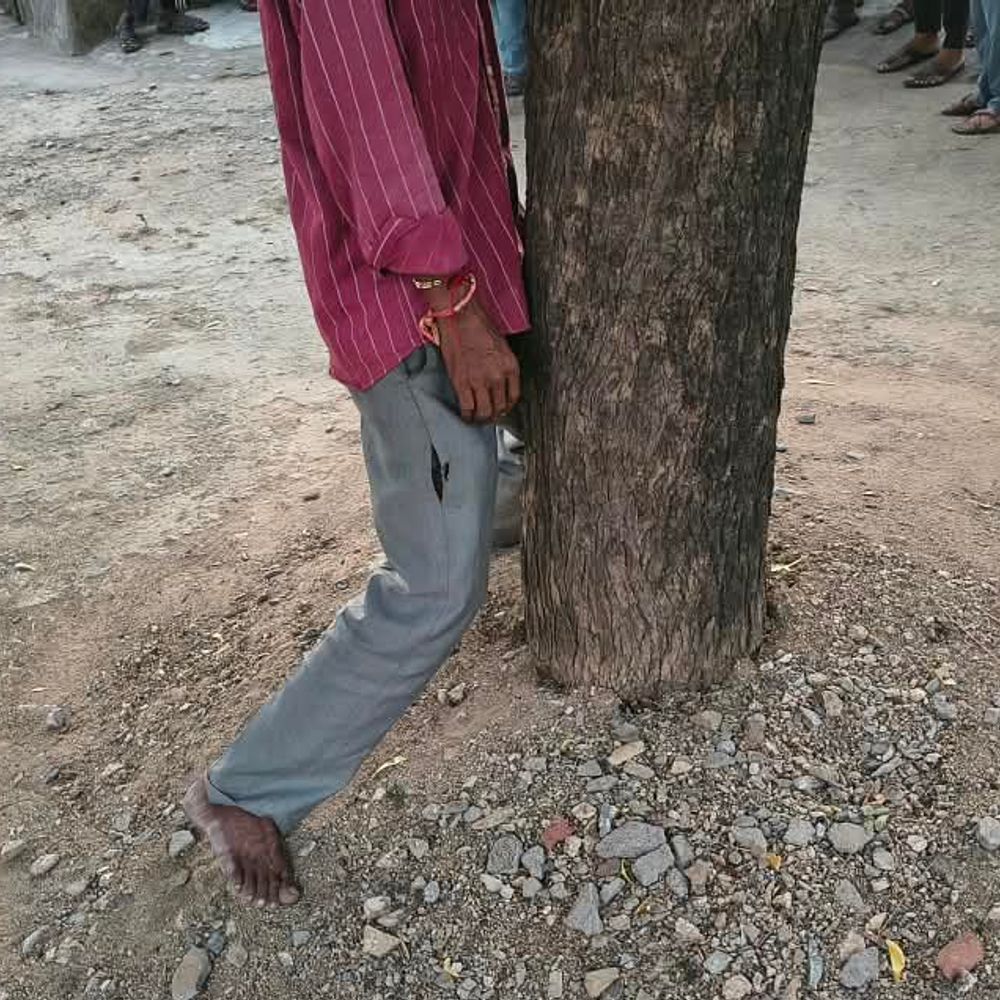 ससुराल से लौटे व्यक्ति ने किया सुसाइड:घर के आंगन में लगे नीम के पेड़ पर रस्सी से लगाया फंदा