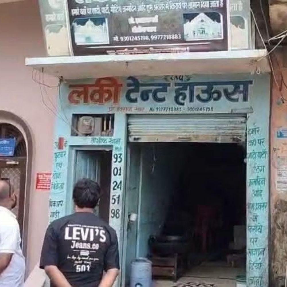 बस स्टैंड की दुकान से ताला तोड़कर 80 हजार चुराए:छतरपुर के बिजावर में दो व्यापारियों की शॉप में चोरी, आरोपी अभी भी फरार