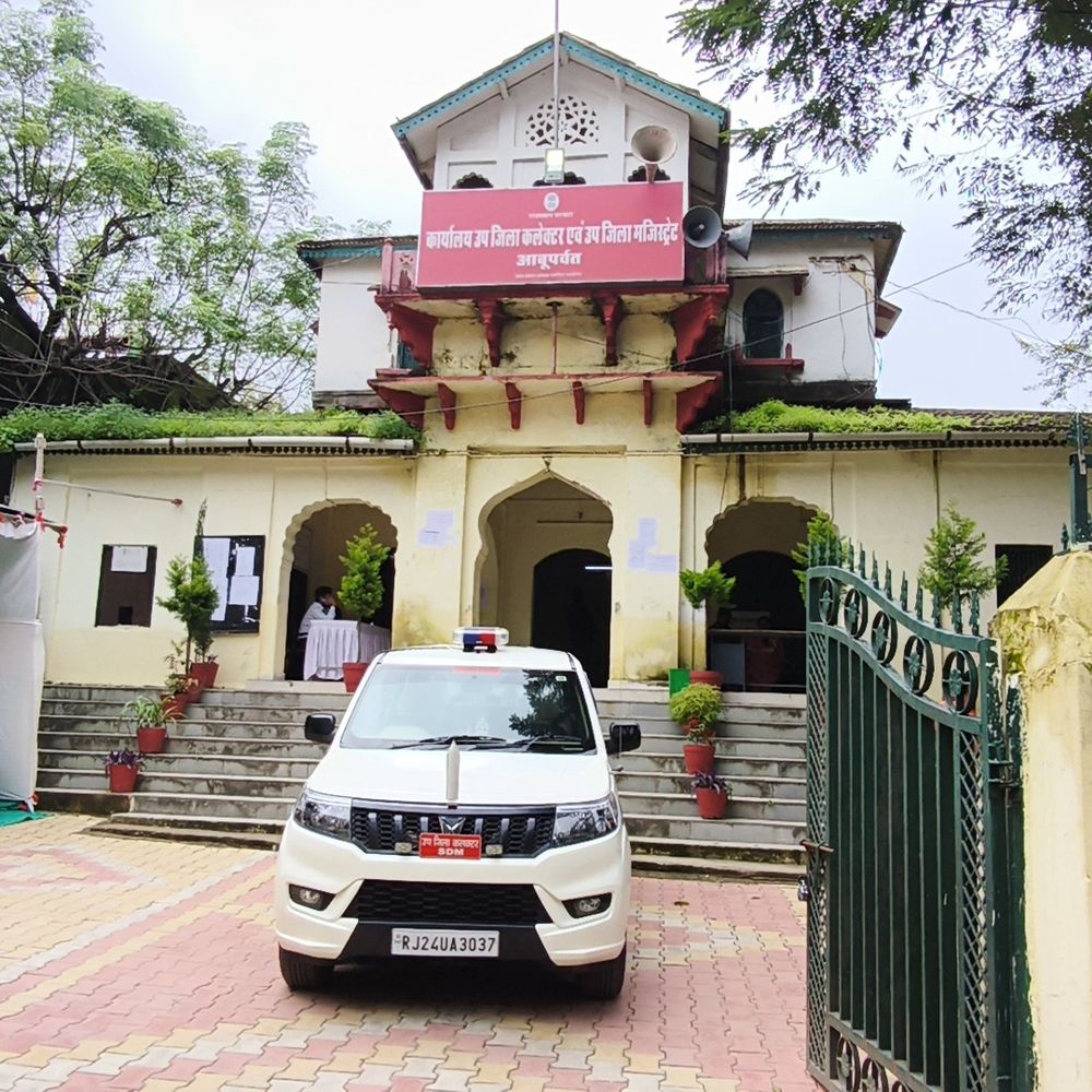 माउंट आबू टोल नाके पर अनधिकृत लोगों की एंट्री बंद:SDM ने 100 मीटर दायरे में सरकारी काम में बाधा रोकने के लिए जारी किए आदेश