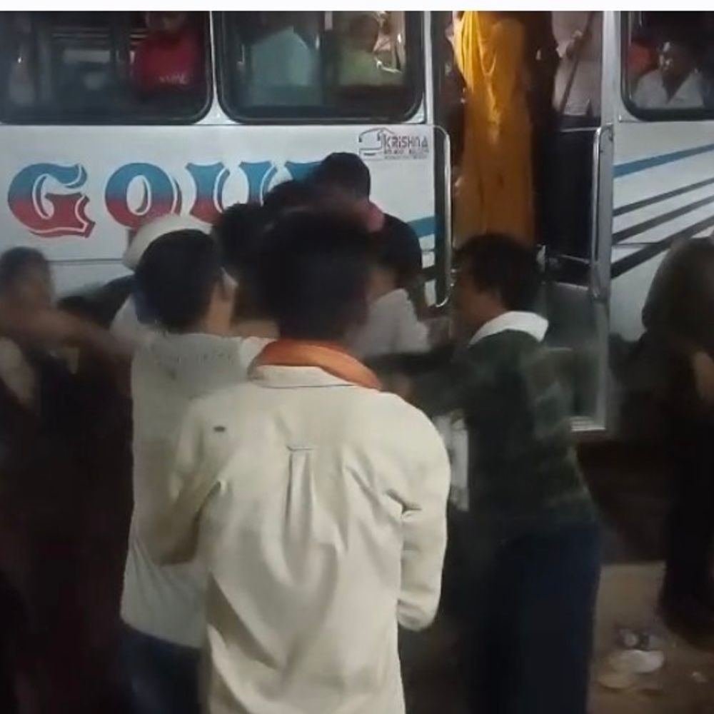 सवारी बैठाने को लेकर 2 कंडक्टरों के बीच मारपीट:  लात-घूंसे चले, यात्रियों में अफरा-तफरी मची; पुलिस बोली- किसी ने शिकायत दर्ज नहीं कराई – Niwari News