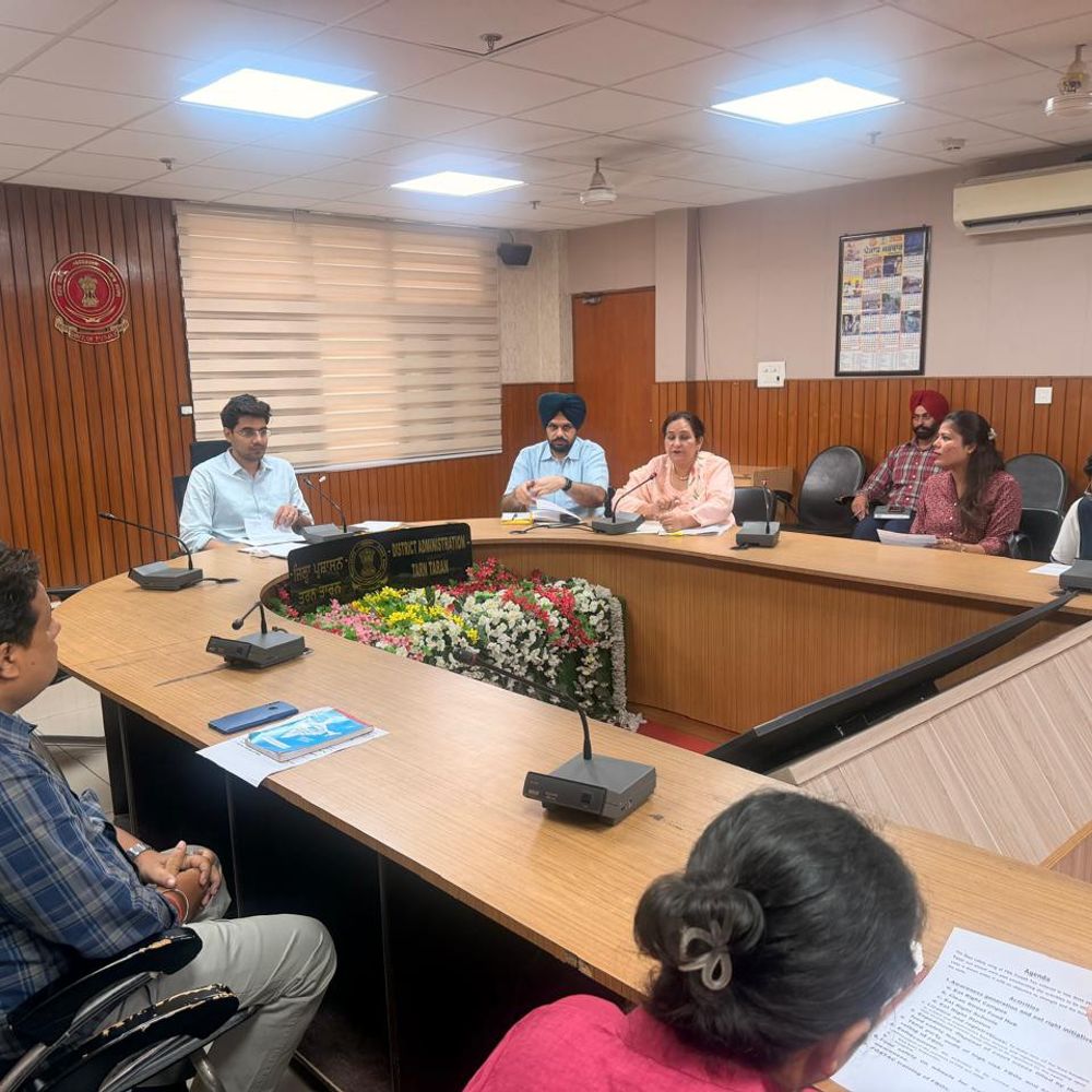 तरनतारन में बिना लाइसेंस फूड विक्रेताओं पर होगी कार्रवाई:डीसी का आदेश- मिठाइयों की क्वालिटी सही रखें; स्कूलों के पास एनर्जी ड्रिंक बैन