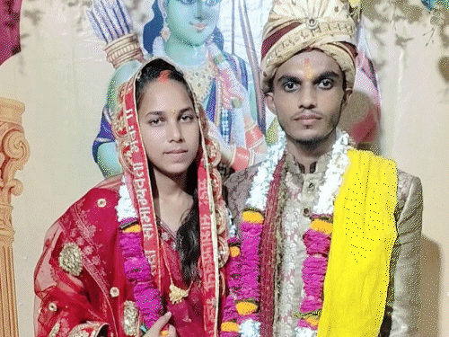 जिसे 15 साल राखी बांधी, उससे रचाई शादी:प्रयागराज में पिता ने बेटी के पुतले का अंतिम संस्कार किया, फोटो पर लिखा- स्वर्गीय