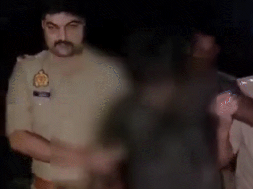 लखनऊ में पुलिस मुठभेड़, 25 हजार का इनामी गिरफ्तार:बदमाश के पैर में लगी गोली; महिला हत्याकांड में था फरार, तमंचा और स्कूटी बरामद