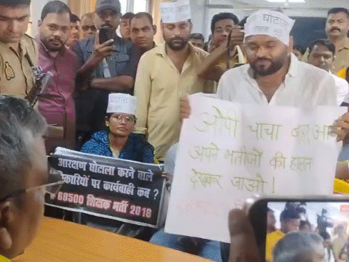 लखनऊ में 68,500 सहायक शिक्षक भर्ती के अभ्यर्थियों का प्रदर्शन:लखनऊ में राजभर के आवास का घेराव, बोले- राजभर चाचा न्याय करो; पुलिस से धक्का-मुक्की