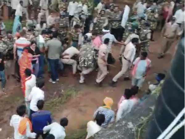 पुलिस ने आंदोलनकारियों को मारी लाठी, घसीटकर ले गई:महिलाओं ने चौकी भी घेरी; दो लोग गिरफ्तार; पुलिस बोली-दोनों हत्या के प्रयास में फरार थे
