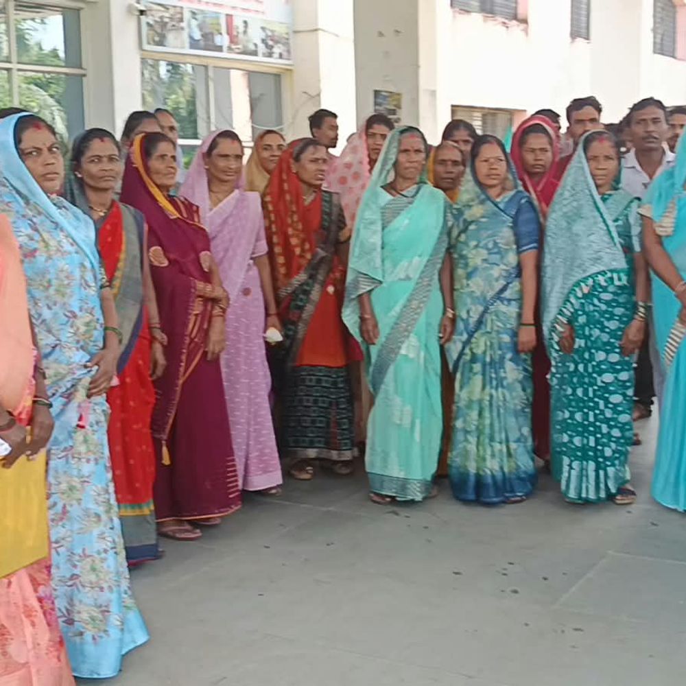 महिलाएं बोलीं- शराब कारोबारी दे रहे दुष्कर्म-परिवार को धमकी:100 से ज्यादा बालाघाट कलेक्टोरेट पहुंची, ज्ञापन देकर कहा- पुलिस भी नहीं करती कार्रवाई