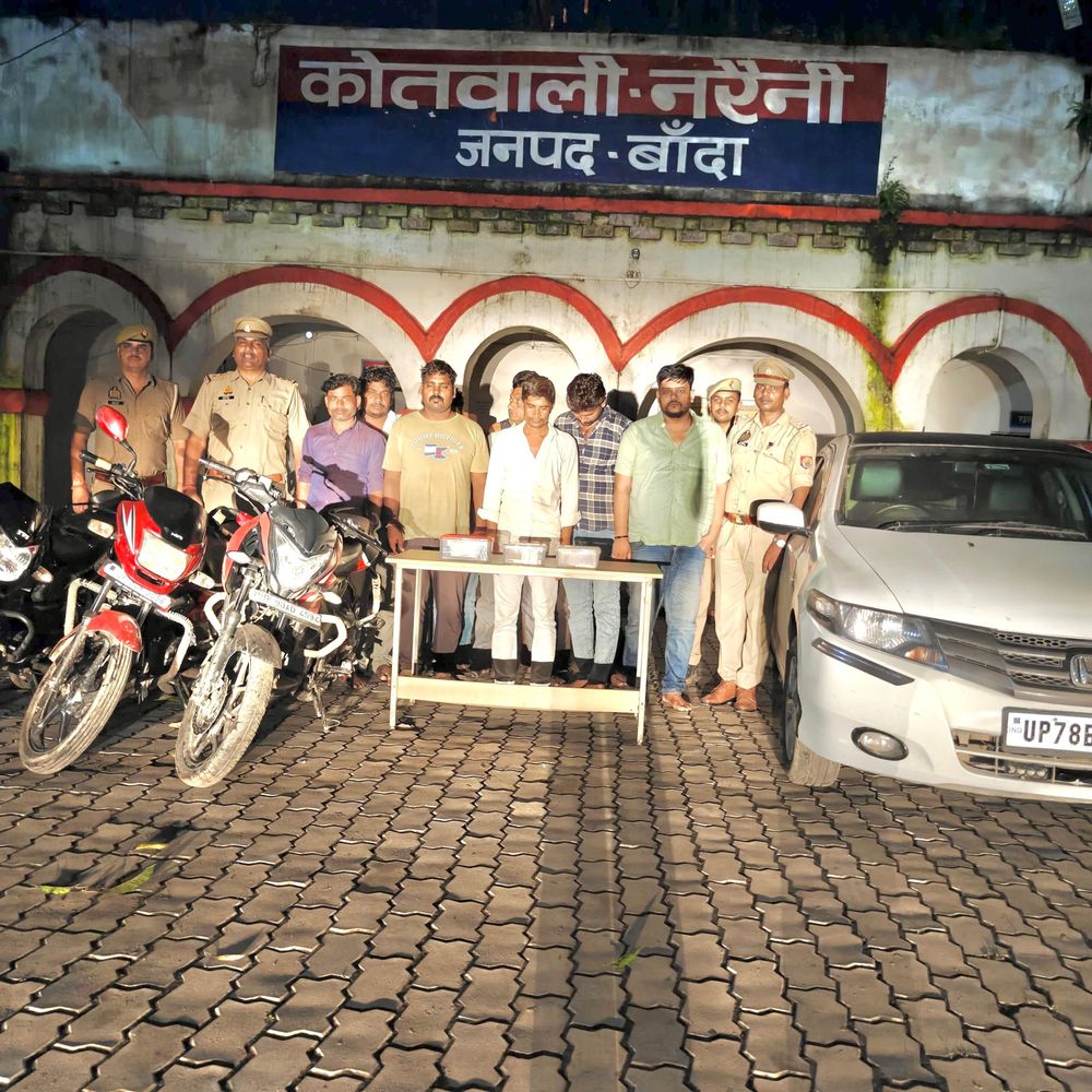 नरैनी में ट्रांसपोर्ट ऑफिस से 11 जुआरी गिरफ्तार:1 लाख 31 हजार रुपये नकद, 10 मोबाइल, कार और 3 बाइक जब्त