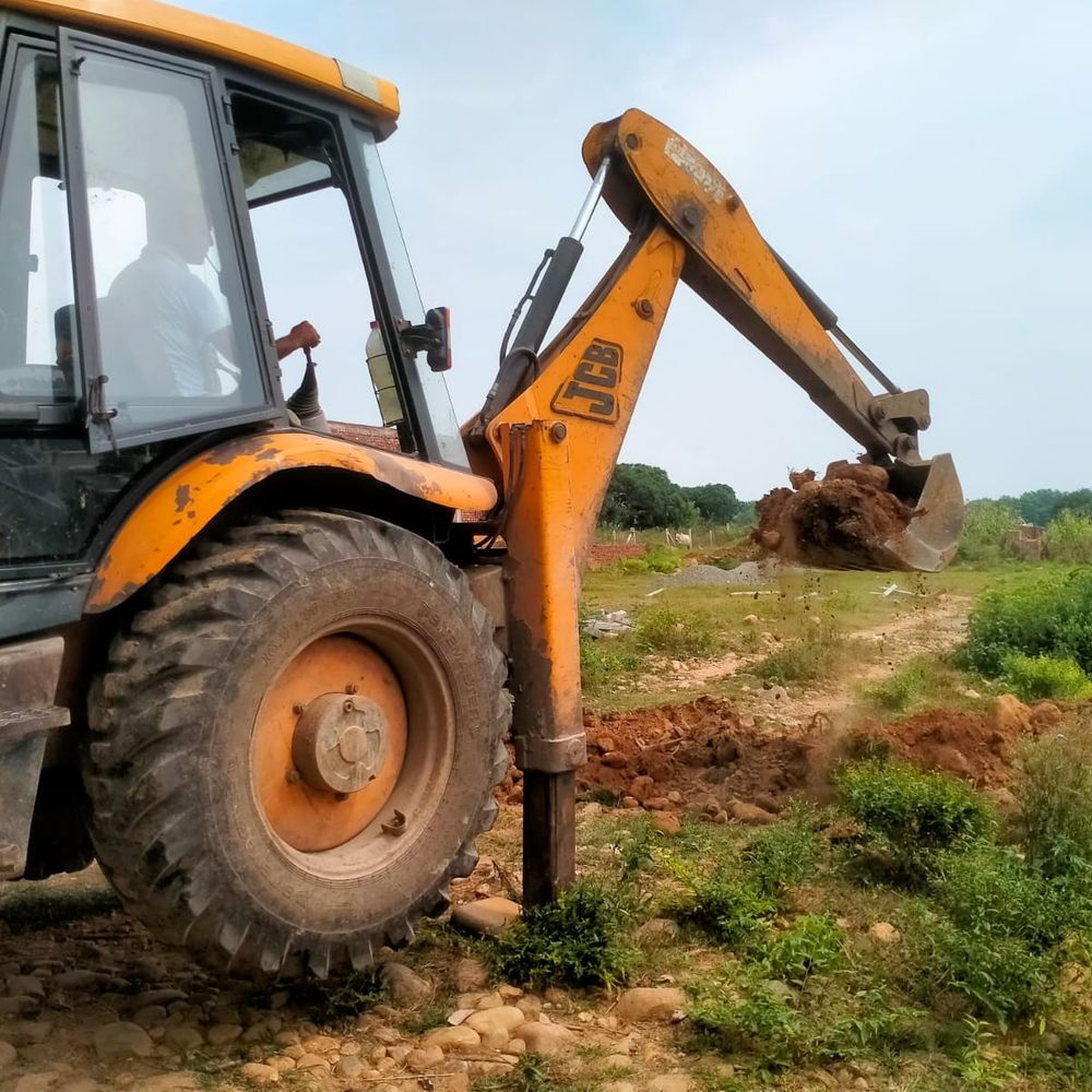 पठानकोट में अवैध कॉलोनियों पर चला बुलडोजर:जिला नगर योजनाकार कार्यालय का एक्शन; नोटिस के बावजूद नहीं हटाए अवैध निर्माण