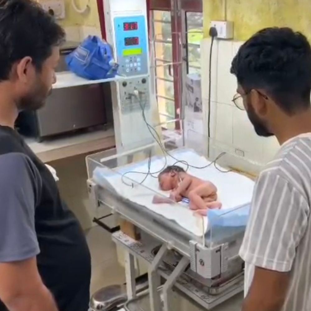 कुजाए गांव में झाड़ियों में मिली नवजात:रोने की आवाज सुनकर ग्रामीणों ने बाहर निकाला, जिला अस्पताल में इलाज जारी