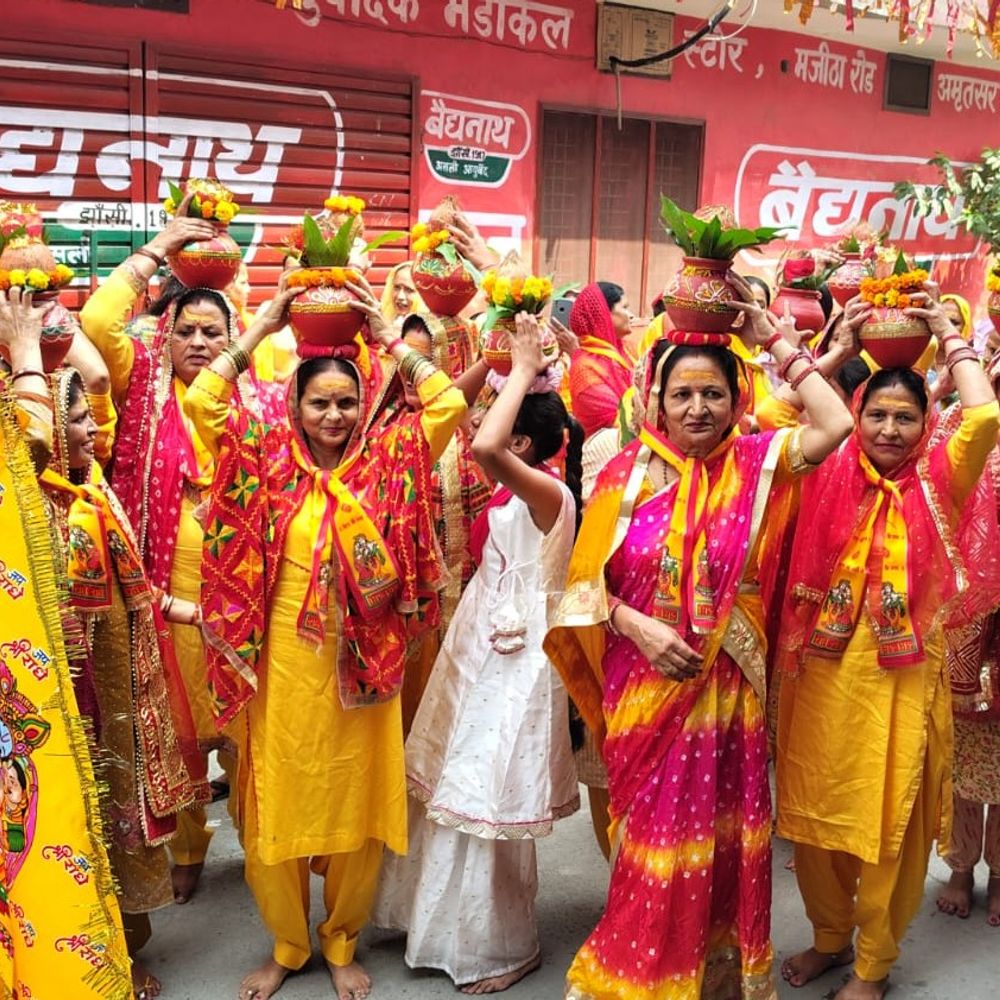 बाबा बालक नाथ मंदिर में नवग्रह पूजन और मंत्रोच्चारण के साथ शुरू हुआ कार्यक्रम, भजनों पर झूमे श्रद्धालु