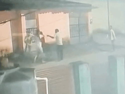 कोरबा में सिगरेट को लेकर पान ठेले पर मारपीट:युवक को पटककर पत्थर से सिर कुचलने की कोशिश, हालत गंभीर, CCTV में कैद