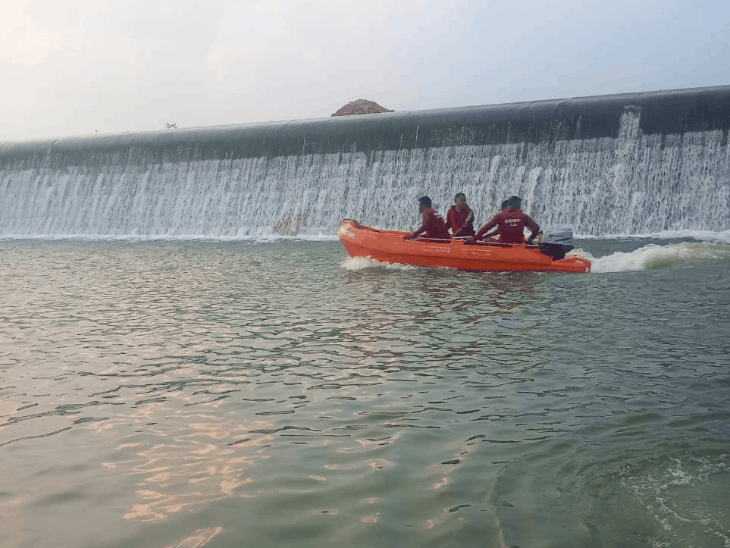 नशे में डैम में उतरा क्लर्क,डूबने से मौत:छुट्टी लेकर दोस्तों के साथ घूमने गया था, तैरते-तैरते गहराई में समाया; 3 घंटे बाद मिली लाश