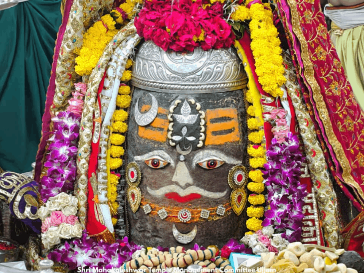 महाकाल का राजा स्वरूप में शृंगार...भस्म आरती में उमड़े श्रद्धालु:शेषनाग का रजत मुकुट, रजत मुंडमाल और रुद्राक्ष की माला से सजे बाबा