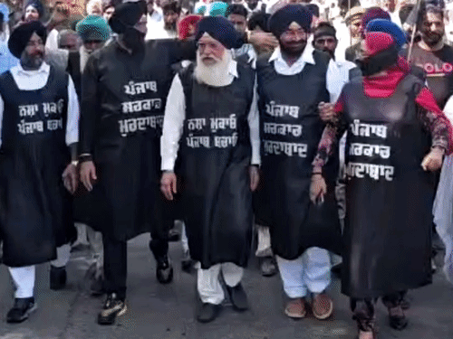 संगरूर में CM मान के आवास बाहर अकालियों का प्रदर्शन:काले कपड़े पहनकर पहुंचे, झंडे लेकर किया विरोध; पुलिस टॉर्चर का आरोप