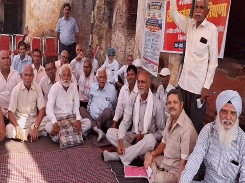 अंबाला में रिटायर्ड कर्मचारियों का 24 घंटे का धरना शुरू:8वें वेतन आयोग में शामिल करने की मांग, 12 मांगों पर सरकार से जवाब मांगा