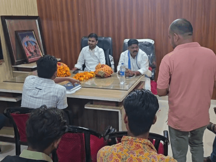 करौली नगरपरिषद की पहली जनसुनवाई:सफाई, सड़क, स्ट्रीट लाइट और जलभराव की समस्याएं गिनाई; सभापति ने जल्द समाधान के दिए आश्वासन