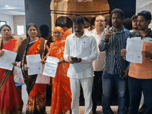 प्रॉपर्टी टैक्स के नाम पर वसूली का आरोप:20 हजार लेकर 7794 की रसीद दी, बुलडोजर कार्रवाई की भी धमकी;कमिश्नर ने दिया कार्रवाई का आश्वासन