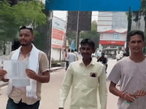 औरंगाबाद- आवास योजना में गड़बड़ी की शिकायत, जांच की मांग:पंचायत समिति सदस्य ने जिलाधिकारी को सौंपा आवेदन, मुखिया ने आरोपों को बताया निराधार