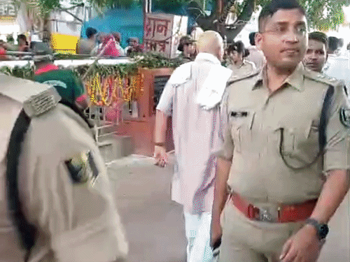 एआई और गूगल ट्रांसलेट से भाषा की बाधा दूर:पितृपक्ष मेला में श्रद्धालुओं की मदद कर रहे पुलिसकर्मी; सुरक्षा के लिए 6 हजार जवान तैनात