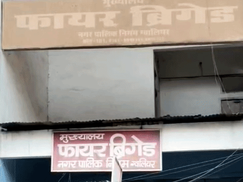 सात साल से गैरेज में खड़ी फायर रेस्क्यू मशीन:4.98 करोड़ की मशीन को चलाने वाला स्टाफ नहीं, 52 मीटर ऊंचाई तक पहुंच सकती है