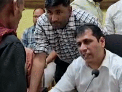 दिव्यांग बोला- MA-BEd किया फिर भी रोजगार नहीं:जनसुनवाई में DM से रोजगार मांगा, किसान का कच्चा मकान गिरा; पीएम आवास दिलाने की मांग