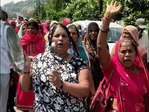 महिला बोली-4 माह से वेतन-राशन नहीं,भोजन बनाना कठिन:अधिकारी मेन्यू दिखाते हैं, देवास महिला समूहों का प्रदर्शन, कलेक्ट्रेट में बर्तन बजाए