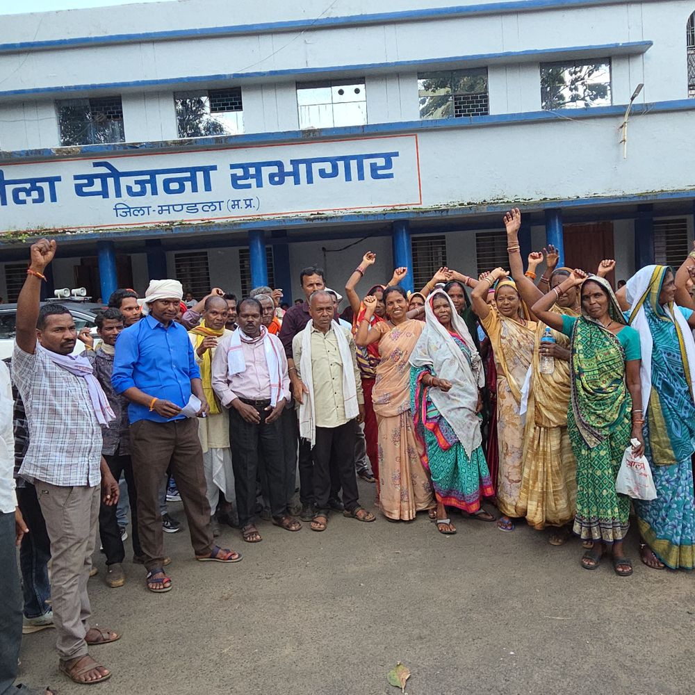 कटंग सिवनी के ग्रामीण समस्याएं लेकर कलेक्टर के पास पहुंचे:चंदा कर बस से पहुंचे, पानी-स्कूल की समस्या बताई; 7 दिन में समाधान का आश्वासन मिला