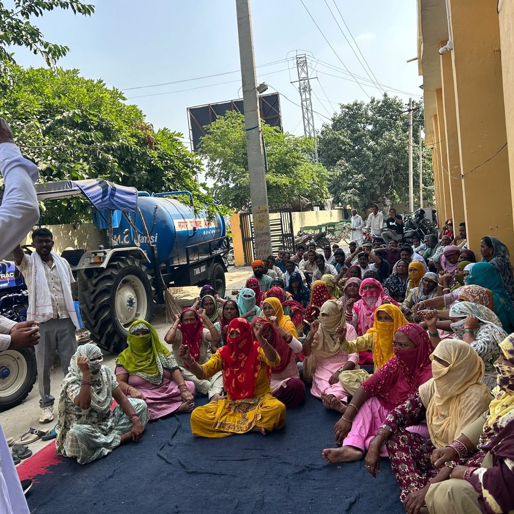 हांसी में सफाई कर्मचारियों ने दिया धरना:बोले- नहीं मिला हड़ताल अवधि का वेतन, डीएमसी पर बातचीत न करने का आरोप