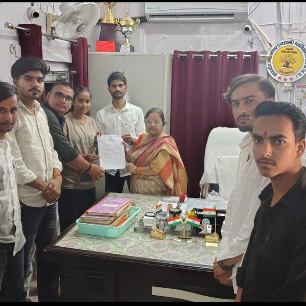 दतिया PG कॉलेज में छात्राओं की सुरक्षा की मांग:NSUI ने प्रिंसिपल को ज्ञापन सौंपा, बाहरी लोगों की एंट्री पर रोक, सेल्फ डिफेंस कैंप लगाने की मांग