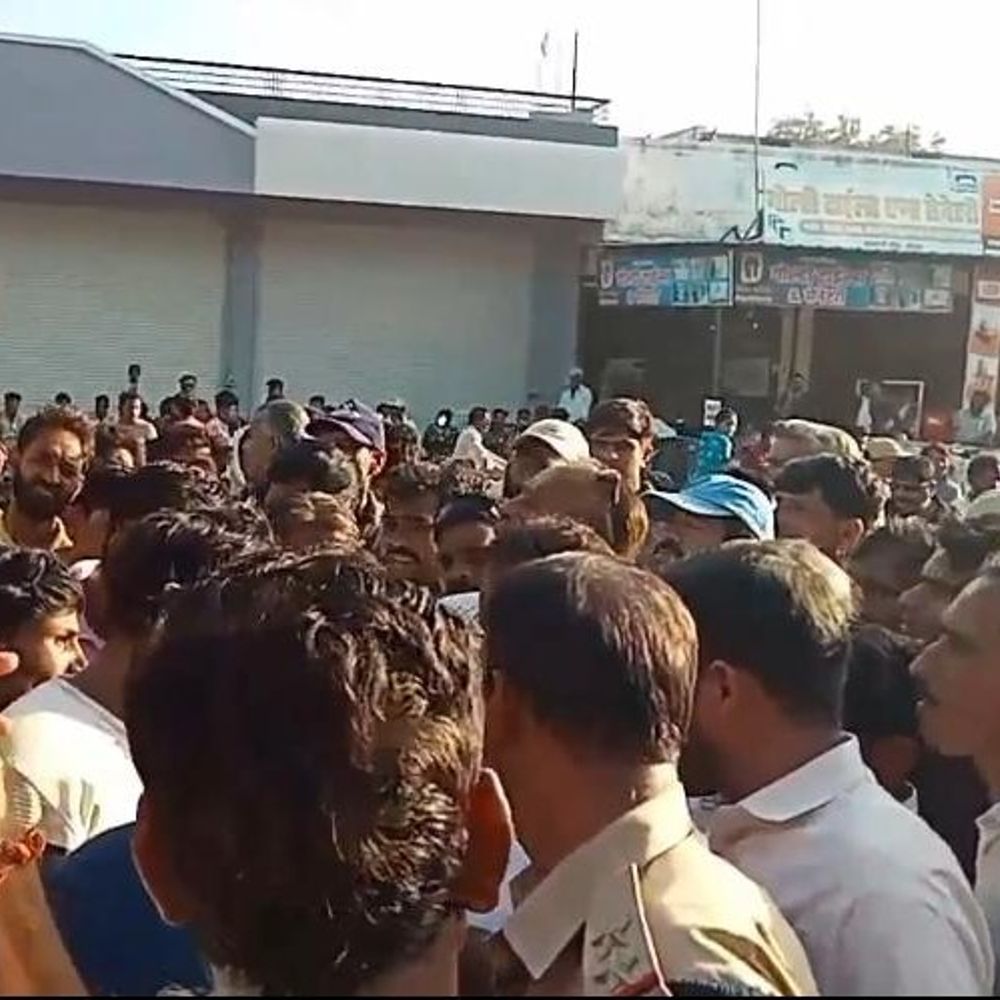 कपास के कम भाव मिलने पर किसानों का हंगामा:2 घंटे तक रोड पर जाम लगाया; नीलामी रुकी, SDM ने दी समझाइश