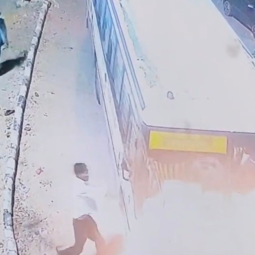 तारानगर में रोडवेज बस पर लाठी-डंडों से हमला:केबिन में बैठने को लेकर हुआ विवाद, युवकों ने तोड़े शीशे; CCTV में कैद हुई वारदात