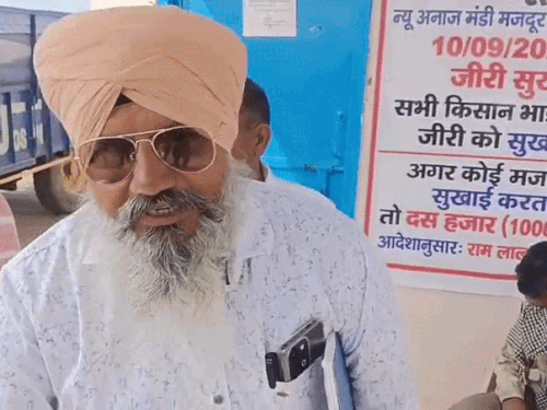 गेट पास नहीं कटा, किसान ने कमरे पर जड़ा ताला:वेरिफिकेशन नहीं होने से नाराज, आश्वासन के बाद माना; बोला- यहीं आग लगाकर मरुंगा