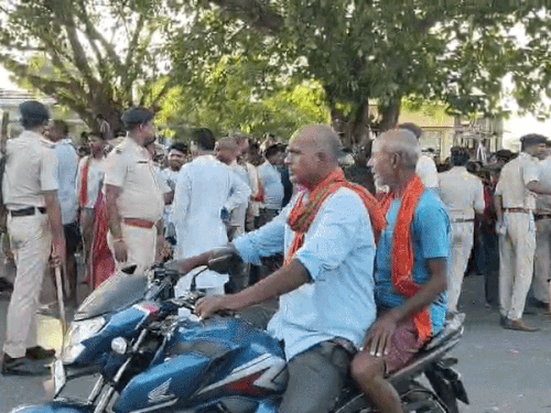 बेतिया में बाइक की टक्कर से पैदल युवक की मौत:हादसे के बाद ड्राइवर फरार; शव NH-727 पर रखकर मुआवजे की मांग