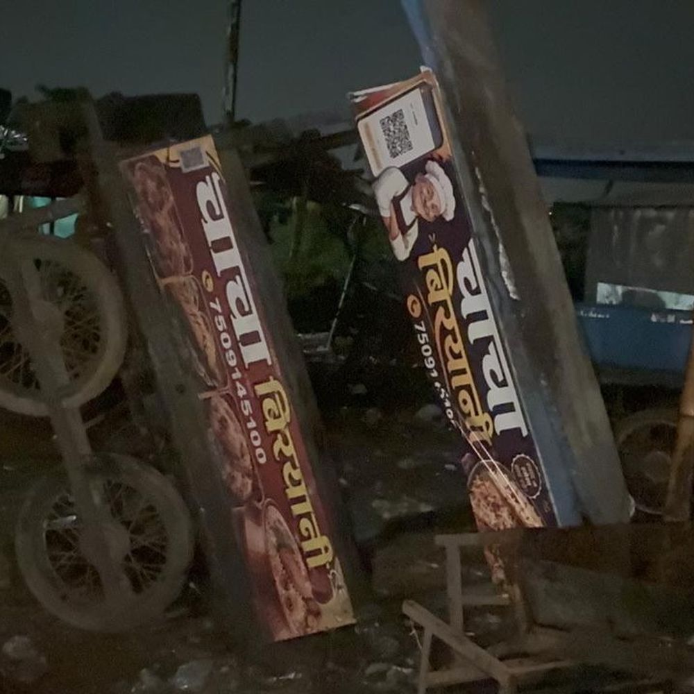 ट्रक ने सड़क किनारे खड़े 4 ठेलों को रौंदा:मैहर में दुकानदारों ने भागकर जान बचाई; टक्कर मारते चालक फरार