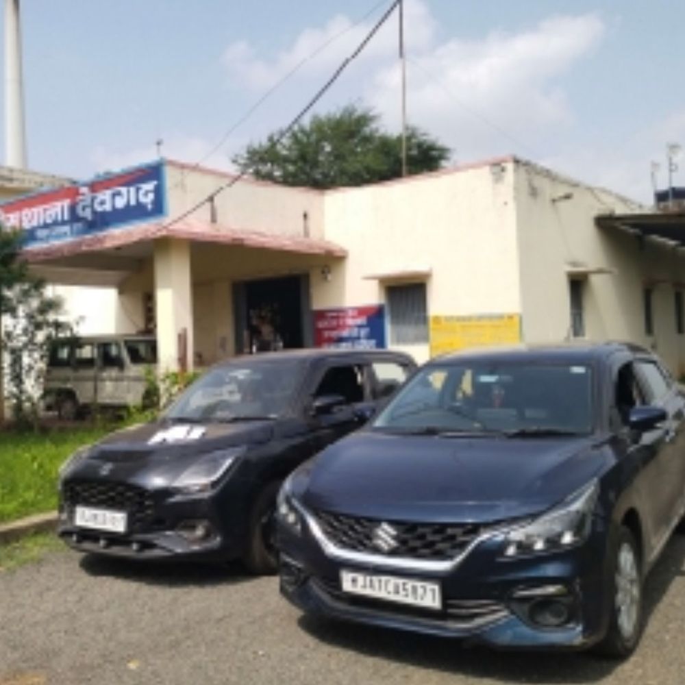 प्रतापगढ़ में 56 ग्राम अफीम के साथ 5 गिरफ्तार:पुलिस ने दो कार और 1.21 लाख रुपए भी जब्त किए
