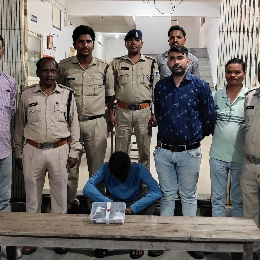 कॉलेज ग्राउंड में रिवॉल्वर लेकर घूम रहा था युवक:एक जिंदा कारतूस जब्त, बागली पुलिस ने ऑपरेशन प्रहार में पकड़ा