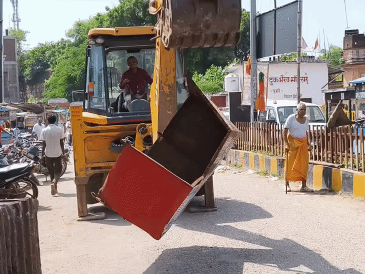 दतिया में रिंग रोड से अवैध गुमटियां हटाईं:ठेले वालों की शिफ्टिंग की तैयारी; मेन रोड का जाम घटाने की कवायद