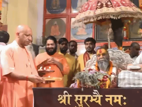 गोरखनाथ मंदिर में श्रद्धांजलि सप्ताह में शामिल हुए CM:बोले- अपने लिए नहीं देश और समाज के लिए जिएं