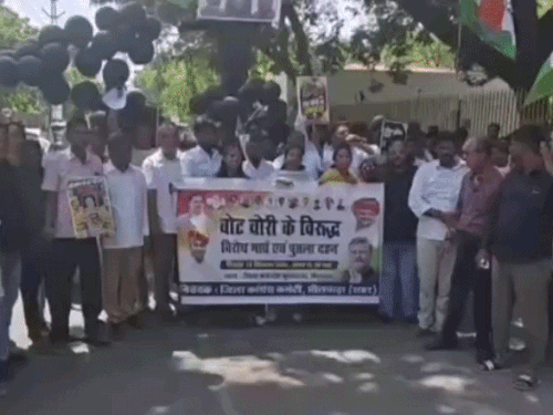 भीलवाड़ा में कांग्रेस का प्रदर्शन, बीजेपी पर वोट-चोरी का आरोप:शहर अध्यक्ष बोले- एसआईआर के जरिए 11 करोड़ वोटर्स के नाम काटे गए
