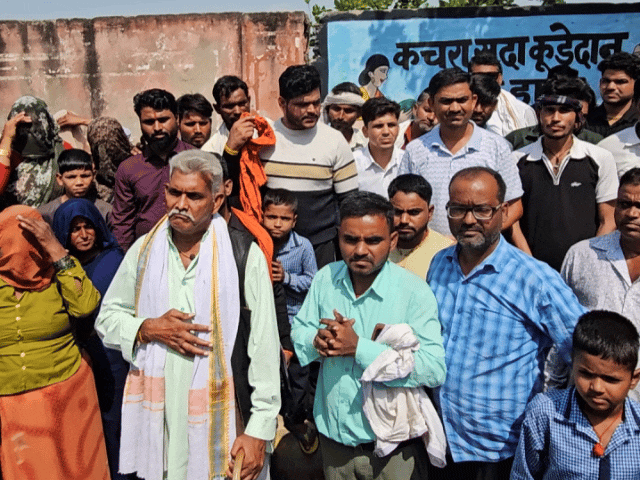 लाठी-डंडों से हत्या, 14 आरोपी तीन महीने से फरार:IG ऑफिस पहुंचे ग्रामीण, बोले-चोरी का झूठा केस दर्ज कर राजीनामे का बना रही दबाव पुलिस