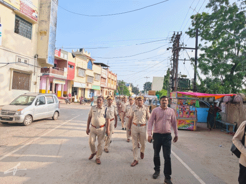 छोटी सादड़ी में वन विभाग- पुलिस ने निकाला फ्लैग मार्च:अवैध खनन रोकने और सुरक्षा का दिया संदेश, 21 सितंबर को क्षेत्रीय वन अधिकारी की हुई थी मौत