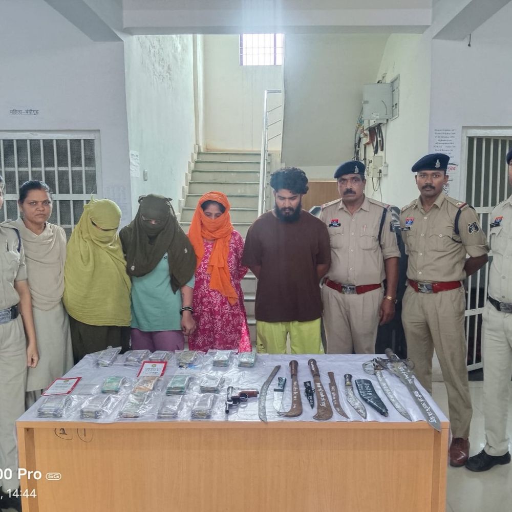घरों में छिपाकर रखे थे तलवार-चापड़ और एयरगन:दुर्ग में गुंडा-बदमाश समेत 4 गिरफ्तार, तलाशी में संदिग्ध बैंक दस्तावेज भी मिले