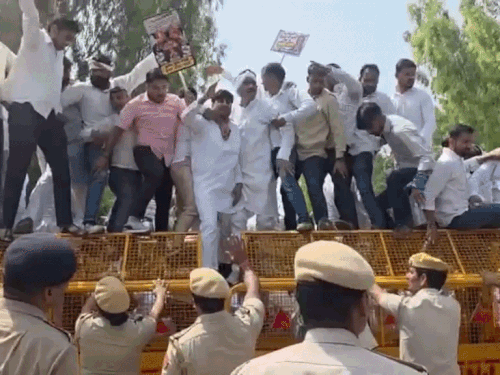 अलवर में पुलिस और कांग्रेसियों के बीच धक्का-मुक्की, VIDEO:मिनी सचिवालय के बाहर बैरिकेड्स के ऊपर चढ़े, बोले- मुख्य चुनाव आयुक्त इस्तीफा दें