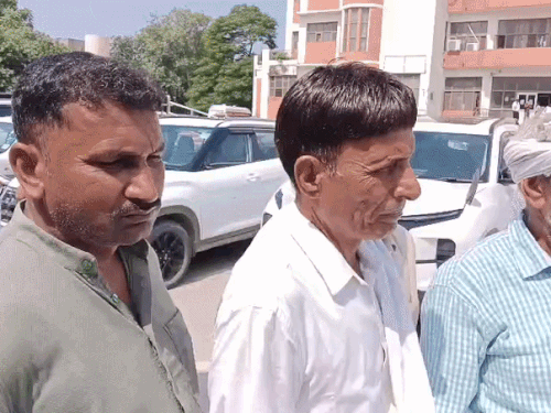 पानीपत में पंचायत-गौचरांद जमीन पर कॉलोनी काटने का आरोप:डीसी को शिकायत देने पहुंचे ग्रामीण, नंबदार-पंच ने कहा- सरपंच ने फर्जी हस्ताक्षरों से किया घपला