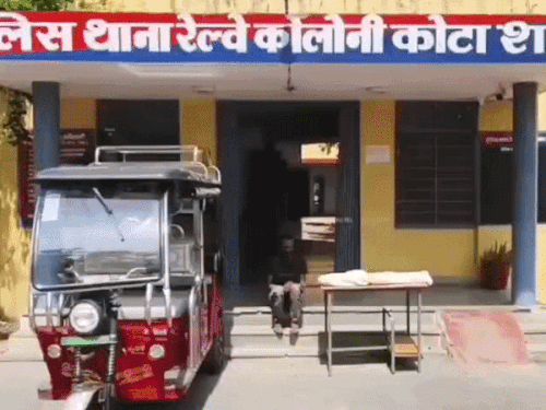 लोन की किस्त भरने के लिए की मकान में चोरी:ई-रिक्शा से पहुंचा चोर; घर का ताला तोड़ DJ का सामान-नकदी उड़ाई, CCTV से पकड़ा