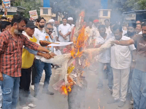 कांग्रेस कार्यकर्ताओं ने 20 मिनट कलेक्ट्रेट का गेट किया बंद:प्रवक्ता बोले- 11 करोड़ मतदाताओं के नाम काटे गए, ये लोकतंत्र के लिए शर्मनाक
