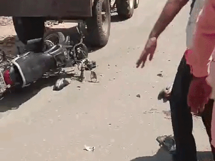 खड़े ट्रैक्टर में पीछे से घुसी बाइक, एक की मौत:चचेरा भाई घायल, सेमारी थाना क्षेत्र में ऋषभदेव रोड पर हादसा