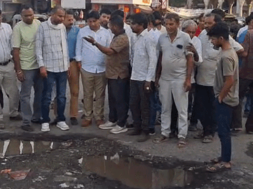 सभापति ने अतिक्रमण हटाने के लिए 2-दिन का अल्टीमेटम दिया:सुंदेलाव तालाब का होगा कायाकल्प; झाड़ियों को कटवाने और सफाई कराने के निर्देश